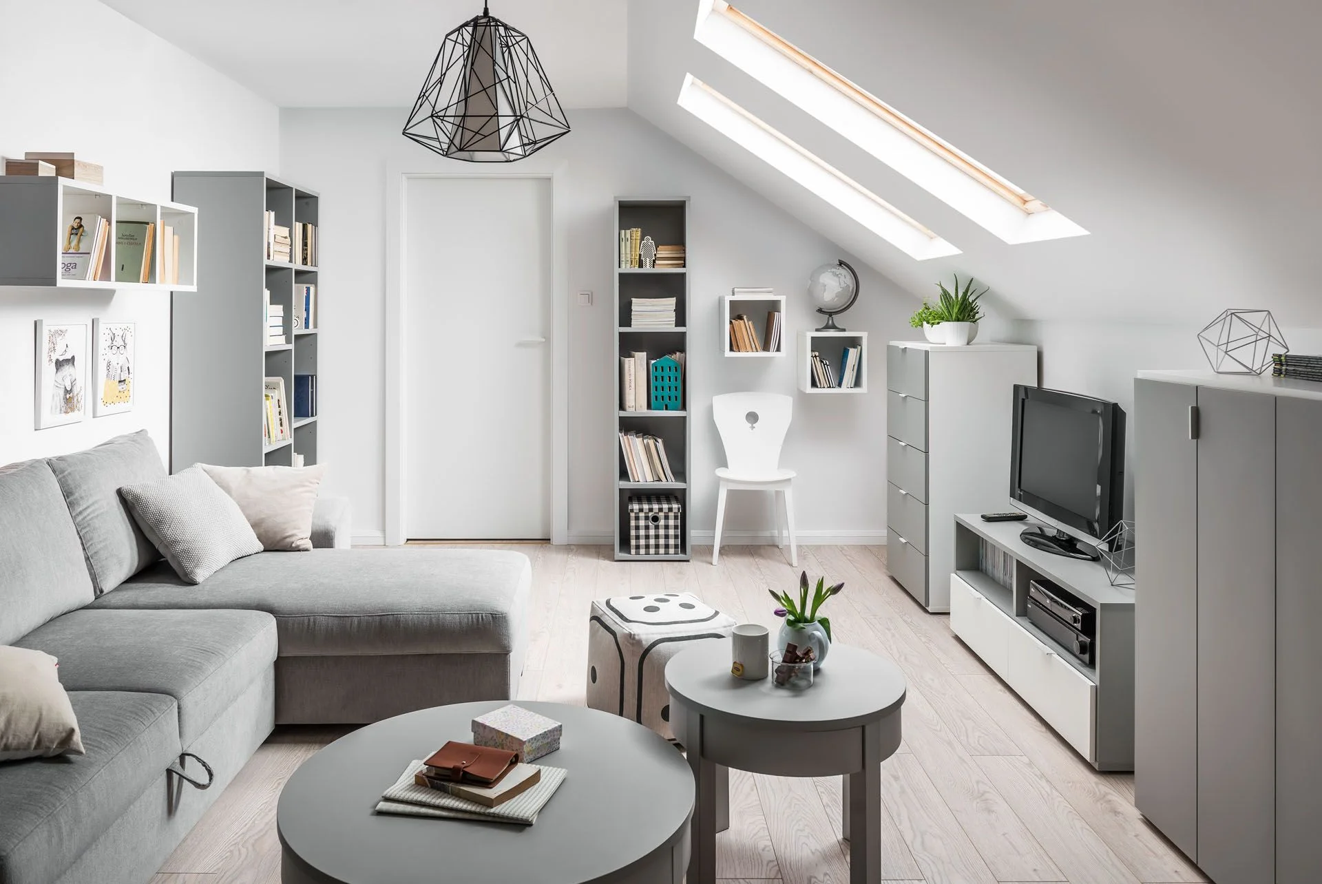 jasny i przestronny salon pod dachem